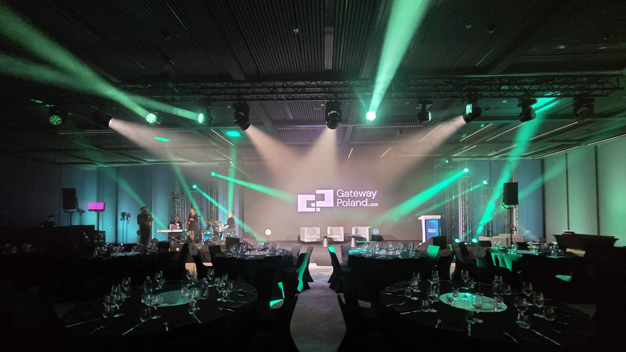 Główna sala PLDCA Industry Awards – ekran LED 9,5 × 4 m i oświetlenie sceniczne