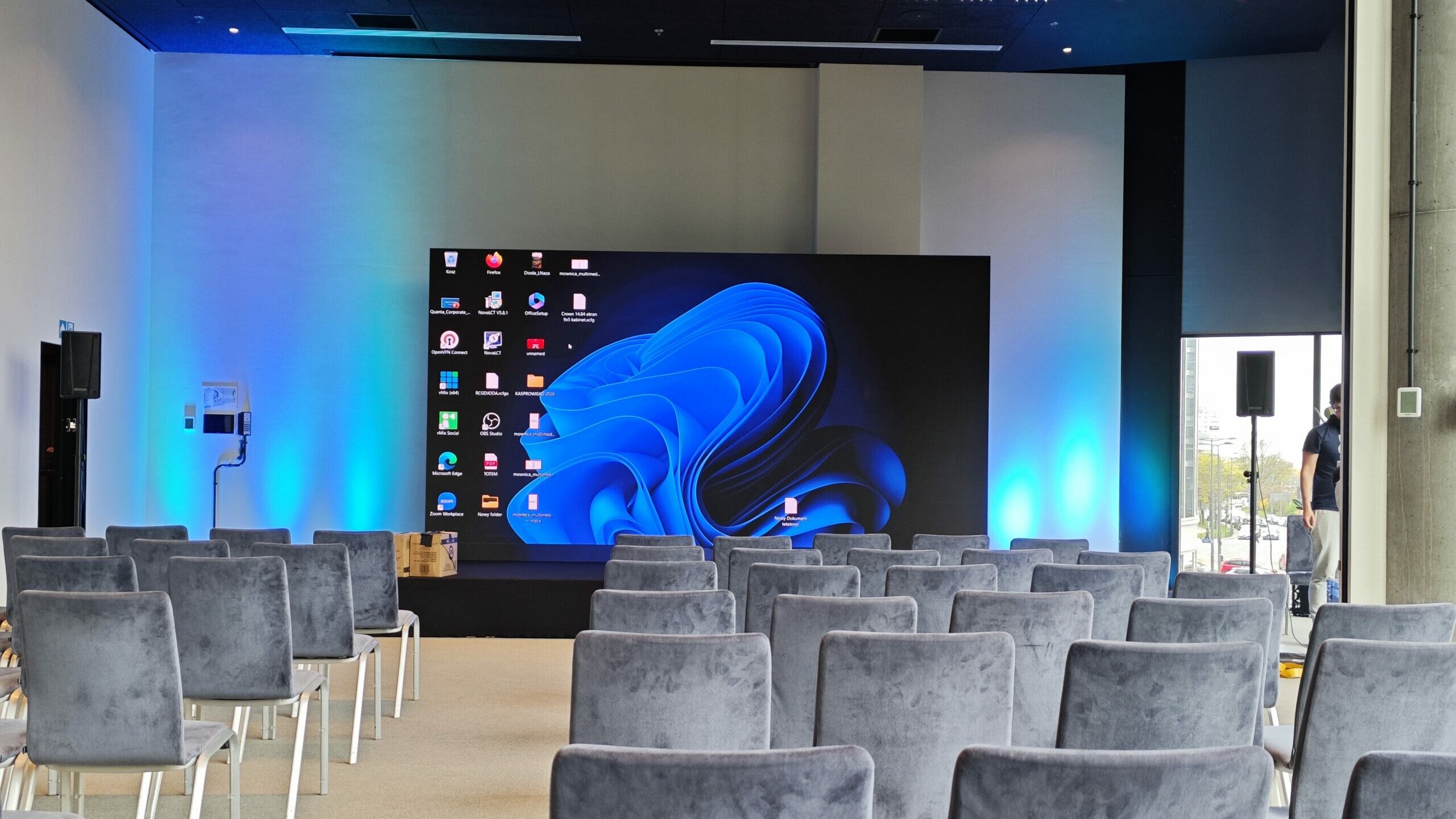 Ekran LED 4,5 × 2,5 m i scena w sali konferencyjnej Crowne Plaza Warsaw