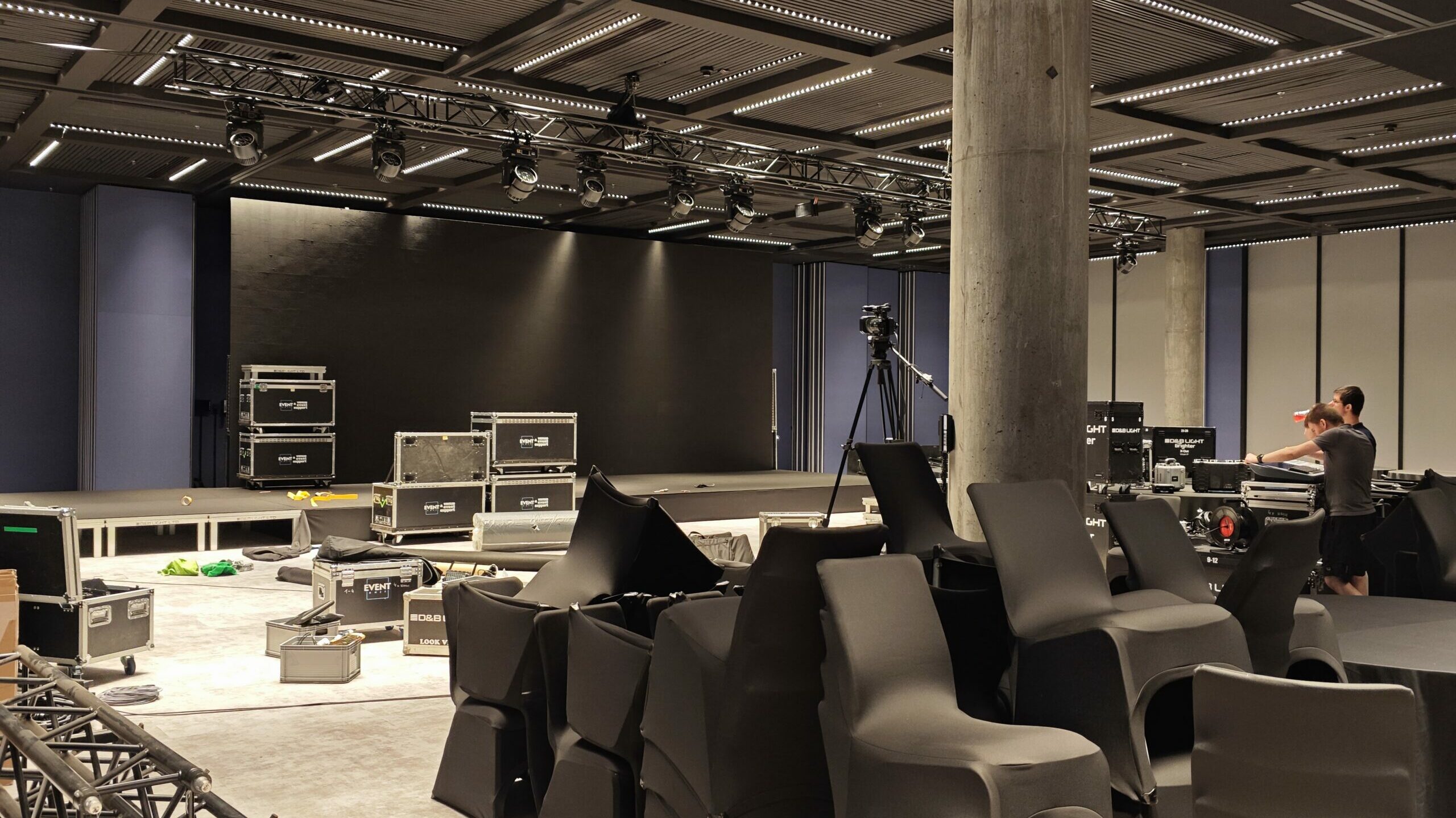 Montaż techniki eventowej – kratownice i case’y sprzętowe przed PLDCA Industry Awards