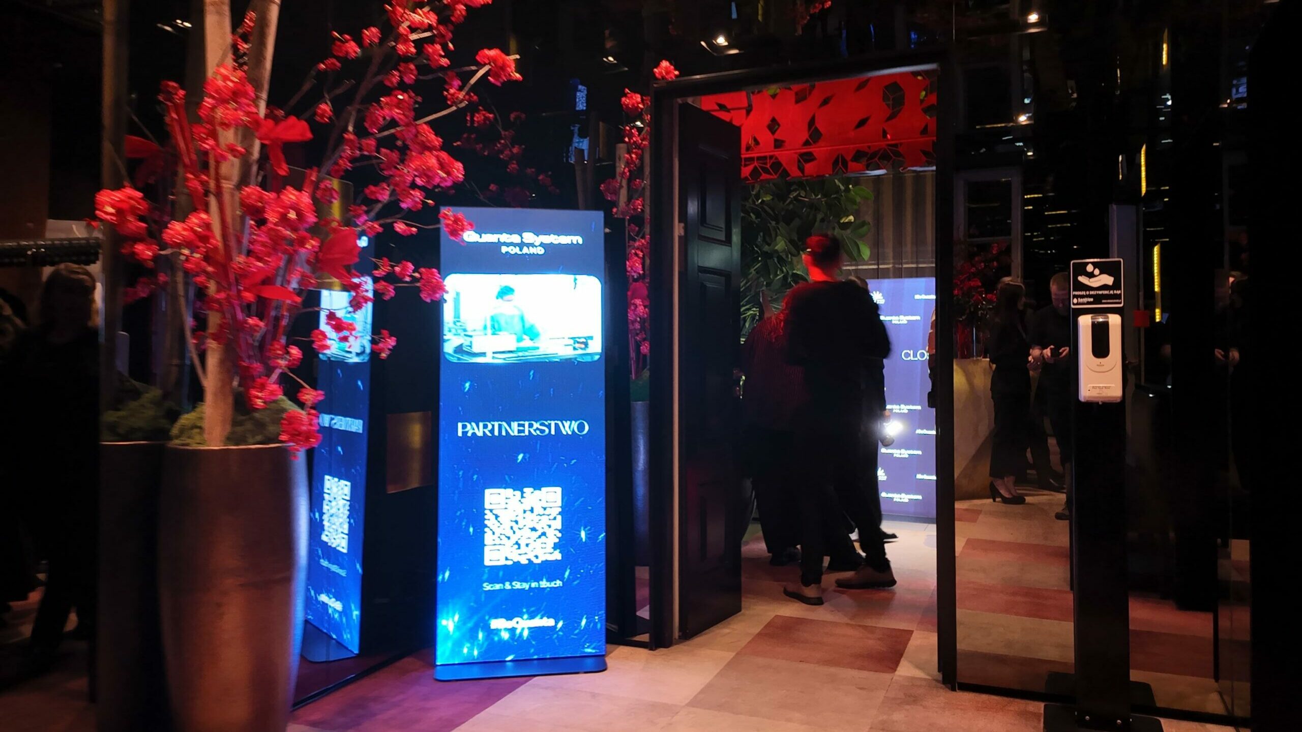Totem LED P1.9 z agendą wydarzenia w Restauracji Belvedere